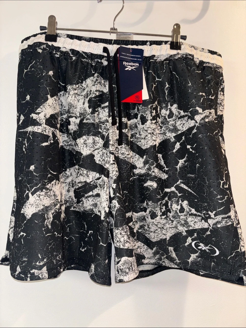 NWT Reebok Men’s 7inch Black & White Hoopwear basketball 🏀 Shorts